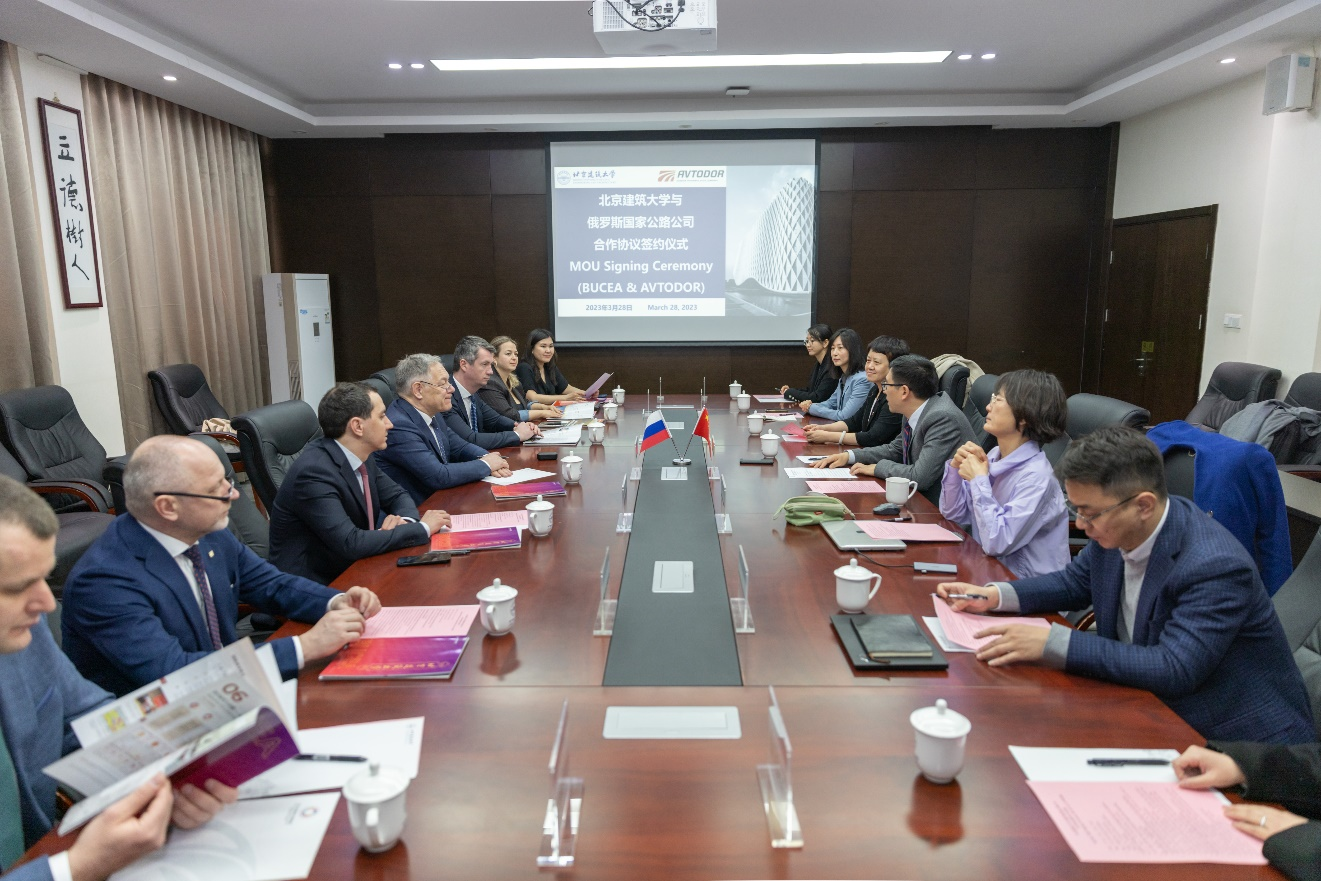 俄罗斯国家公路公司代表团来访并与我校签署合作协议