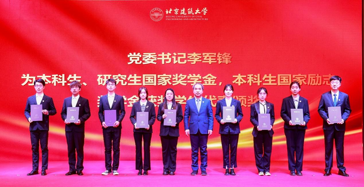 学校举办“与榜样同行”——2022年度优秀学生评选表彰颁奖典礼