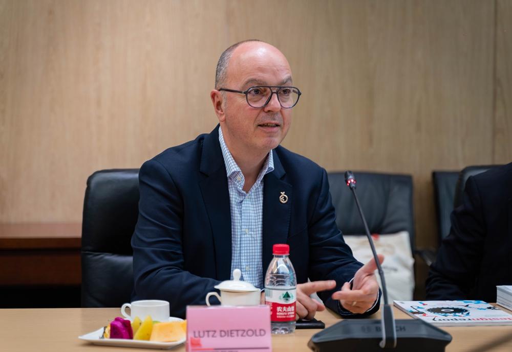 德国设计委员会执行总裁Lutz Dietzold先生一行访问同济设计集团，并为“长宁竹文化中心”项目授奖