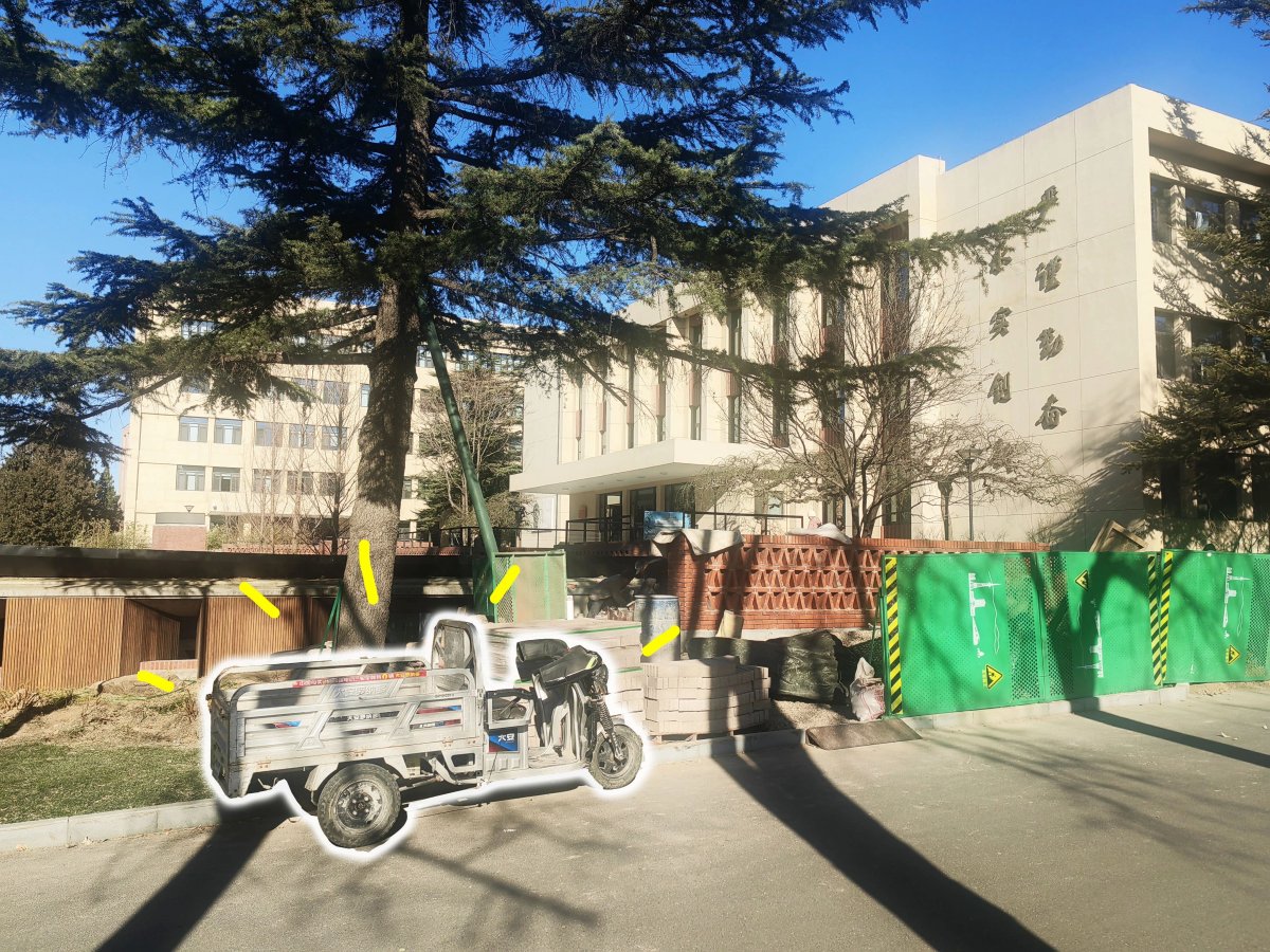 建造过程中运输建材的电动车