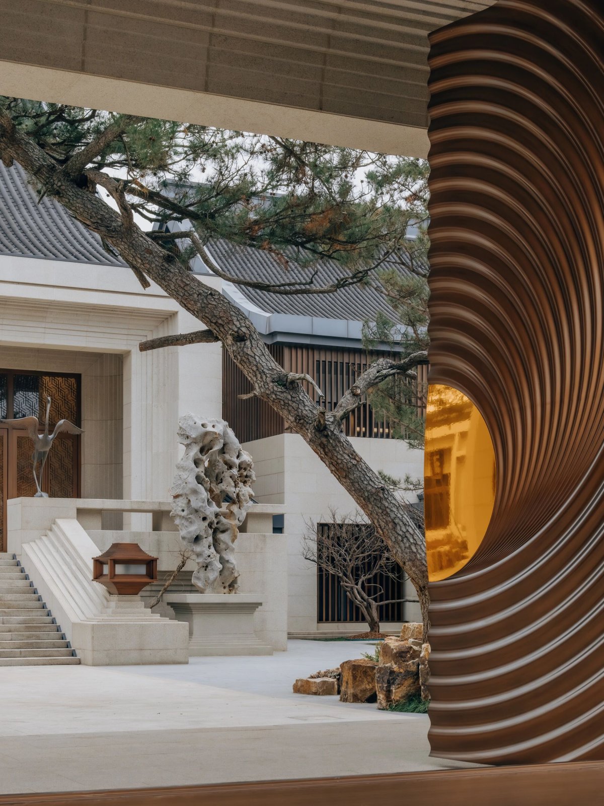 通过旋涡的大门进入山水庭院