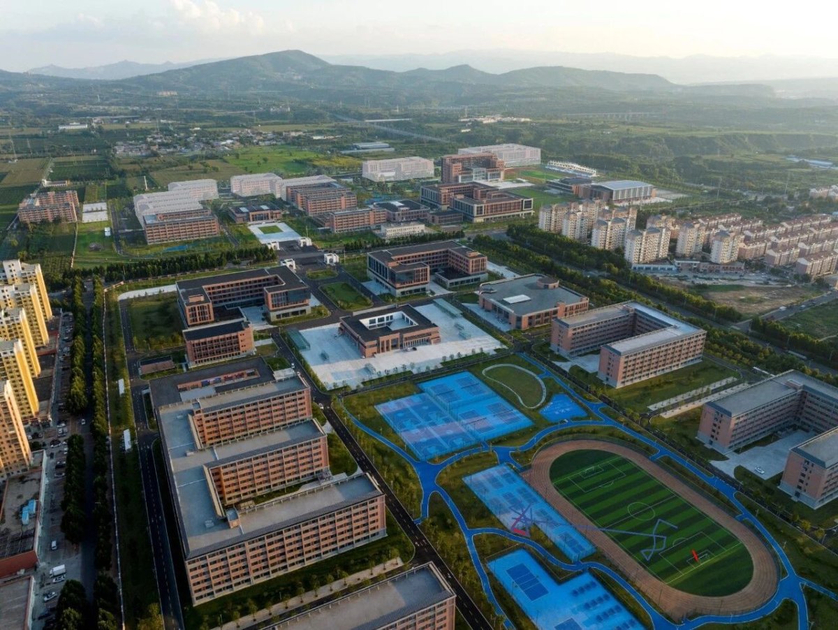 总体鸟瞰实景照片（半透明建筑为二期拟建建筑）-由东北向西南望