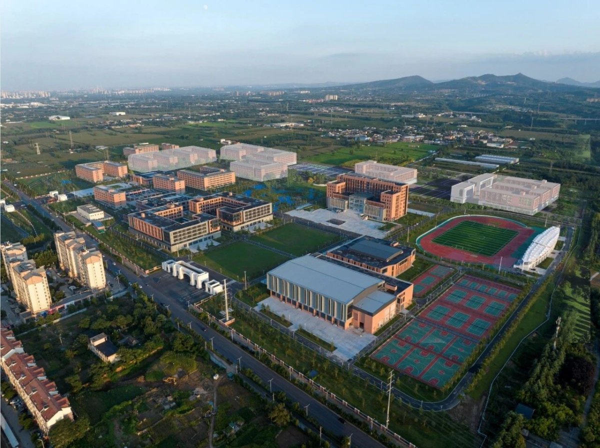 南区鸟瞰实景照片（半透明建筑为二期拟建建筑）-由西北向东南望
