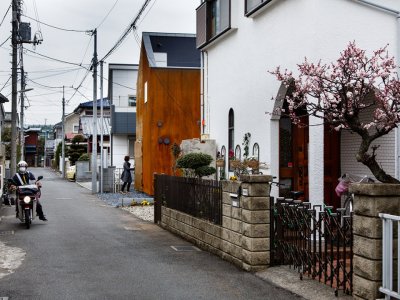锈蚀钢板表皮住宅，东京