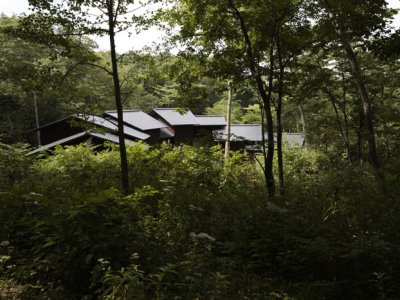 山林缓坡上的度假别墅，日本