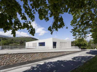 村庄中的体育综合设施及学校食堂，法国