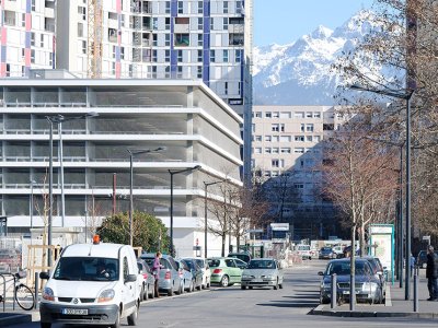 5层开放式停车场，法国