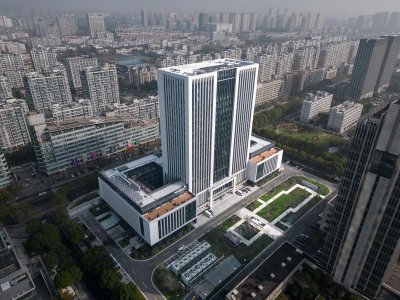 青松翠柏，镜水院落：重庆万科翡翠公园 / 上海日清建筑设计