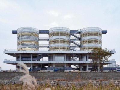 颠倒的冰山：ToHA 办公楼 / Ron Arad Architects