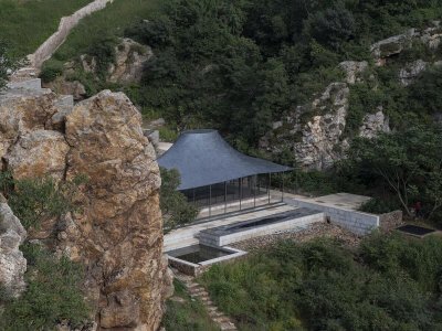 轻轻“躺”在山丘上的玻璃盒子：加兰蒂银行科技园区 / ERA Architects