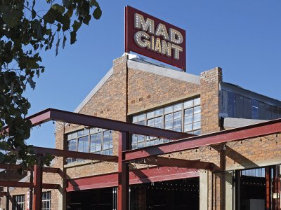 红色超赞工业风：Mad Giant 精酿啤酒室内设计，南非