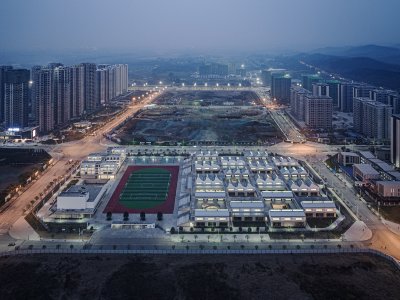 平行与光的学校 / 华黎