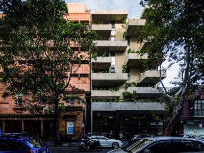 Short Lane 混合公寓，混凝土景观阳台连接城市历史