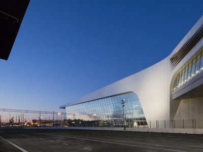 栖息于岸上的金色海洋生物：赫尔辛基二号西码头 / PES-Architects