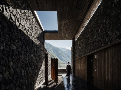 卓邸康钦温泉酒店，四川理县 / 万谦集
