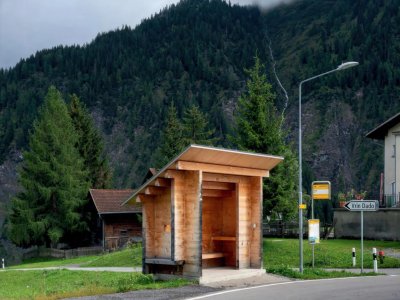 公交站位于维林 / Bus Stop in Vrin | 吉翁·A·卡米纳达｜Gion A. Caminada