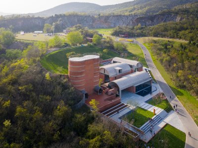 先锋汤山矿坑书店，南京 / 东南大学建筑学院 &amp; 艺合境建筑事务所