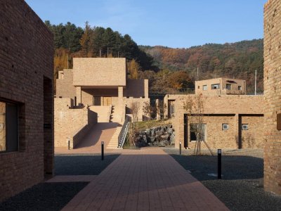 “融于自然，地景之上”——江西虔心小镇展厅设计 / GWP Architects