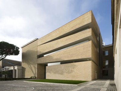 Pontificial Lateran大学的图书馆扩建和礼堂重整项目，意大利