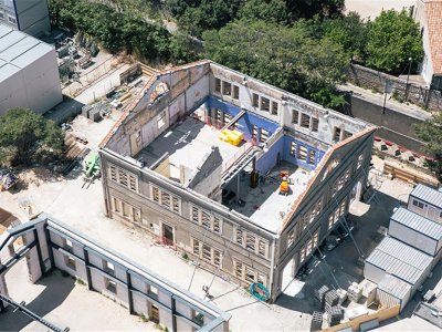与山势呼应，由弗兰克·盖里设计的“山状塔”正在建造当中