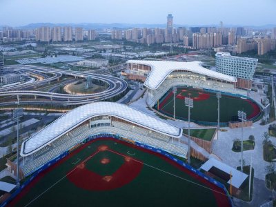 高耸于大海之上，闪耀着赭色珊瑚的深沉：海洋观测站国际住宿中心