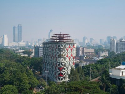 蜂巢般的建筑表皮在夜幕下静静闪光 — HDI Hive办公楼