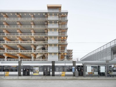 Park+Ride新模式，私人交通+公交交通 / HUB