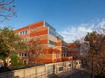 投进玻璃的阳光 - 汇佳国际学校行政办公楼改造，北京 / 都市物语