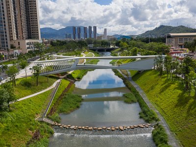 深圳坪山高级中学跨河人行桥 / 南沙原创建筑设计工作室