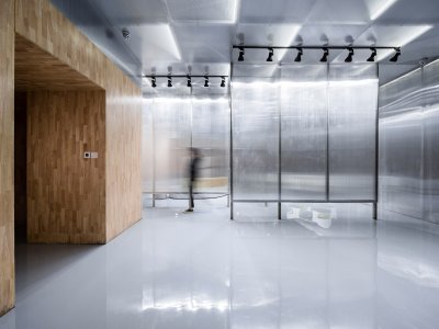 模糊的“墙” - 杜雅汽车特效涂料系统陕西服务站空间设计，西安 / 垣建筑设计工作室