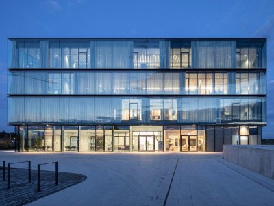 随太阳路径开合窗帘，baramundi 总部 / 海茵建筑