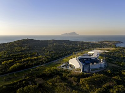 青岛唐岛湾文化艺术中心 / 圆直建筑