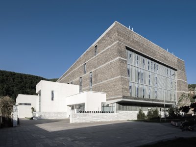 济南市轨道交通R3线一期工程龙洞停车场综合楼 / 同圆设计集团有限公司