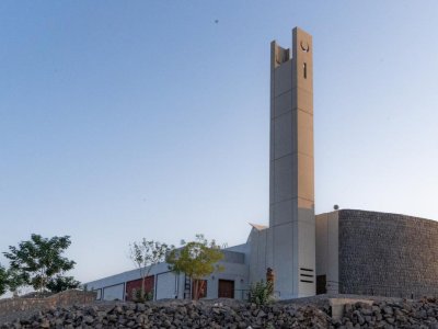 小地块的“极限”延展：狭缝住宅 / Architects H2L