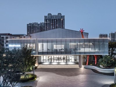 8m高的不规则弧形断面网室——自然治愈系办公空间