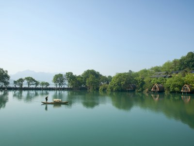 富春江畔的船屋