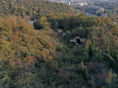 卧石隐林的温泉小屋，南京 / MONOARCHI度向建筑