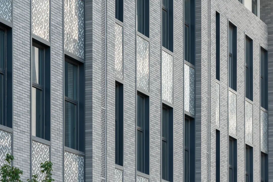 水边连廊提供清爽怡人的休憩空间