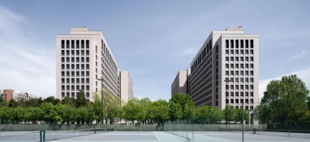 自强科技楼中部通透、面向西侧开放的建筑布局形态