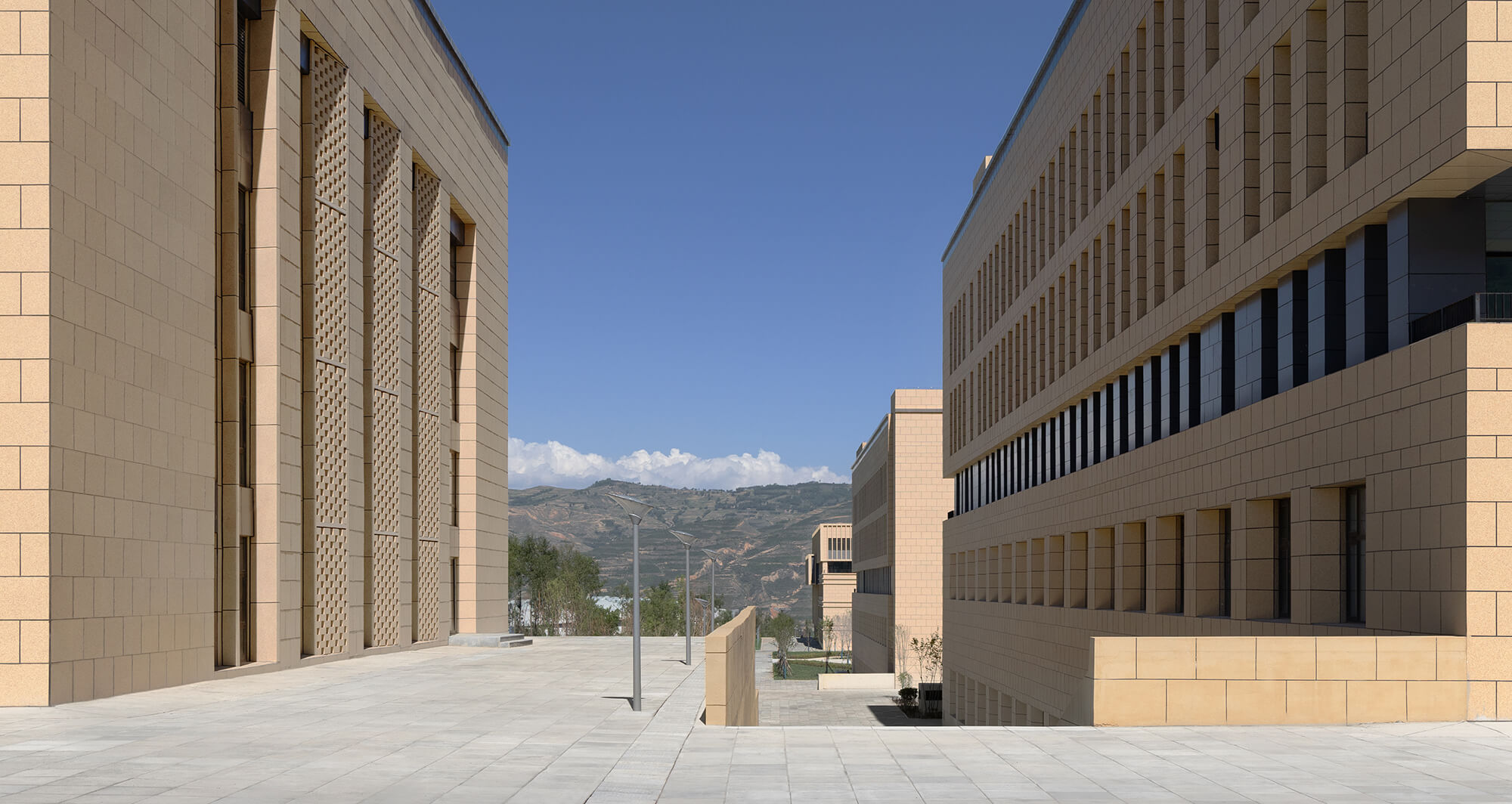 青海理工学院（西宁大学校园建设）