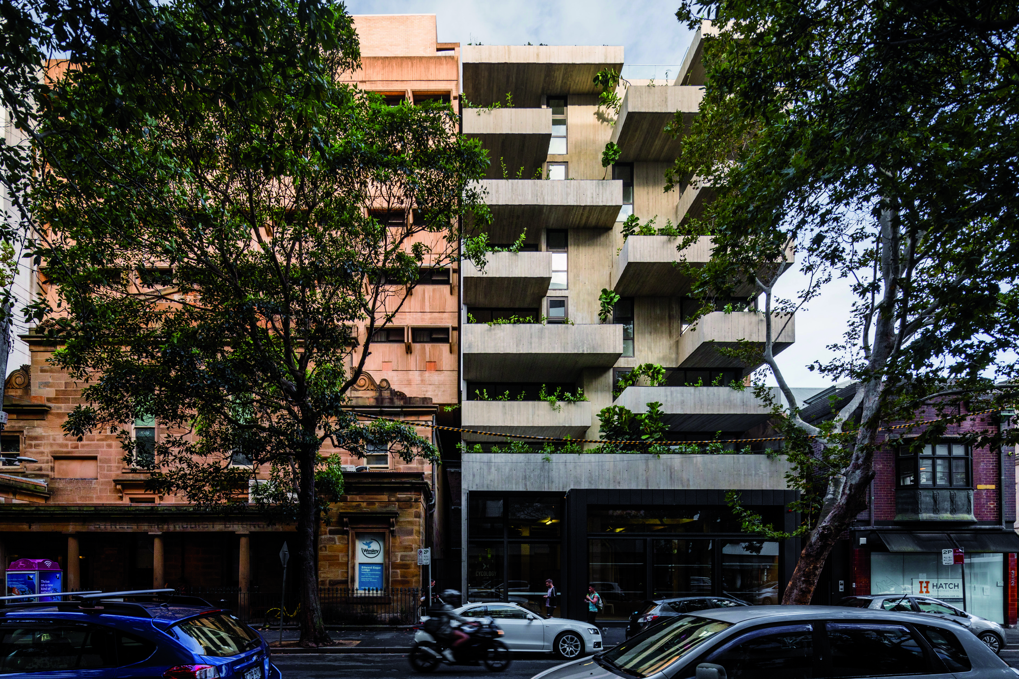 Short Lane 混合公寓，混凝土景观阳台连接城市历史