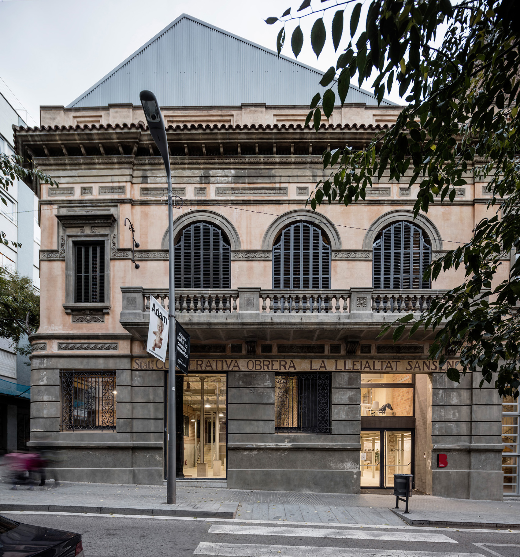 Lleialtat Santsenca 1214市政中心，巴塞罗那 / HARQUITECTES