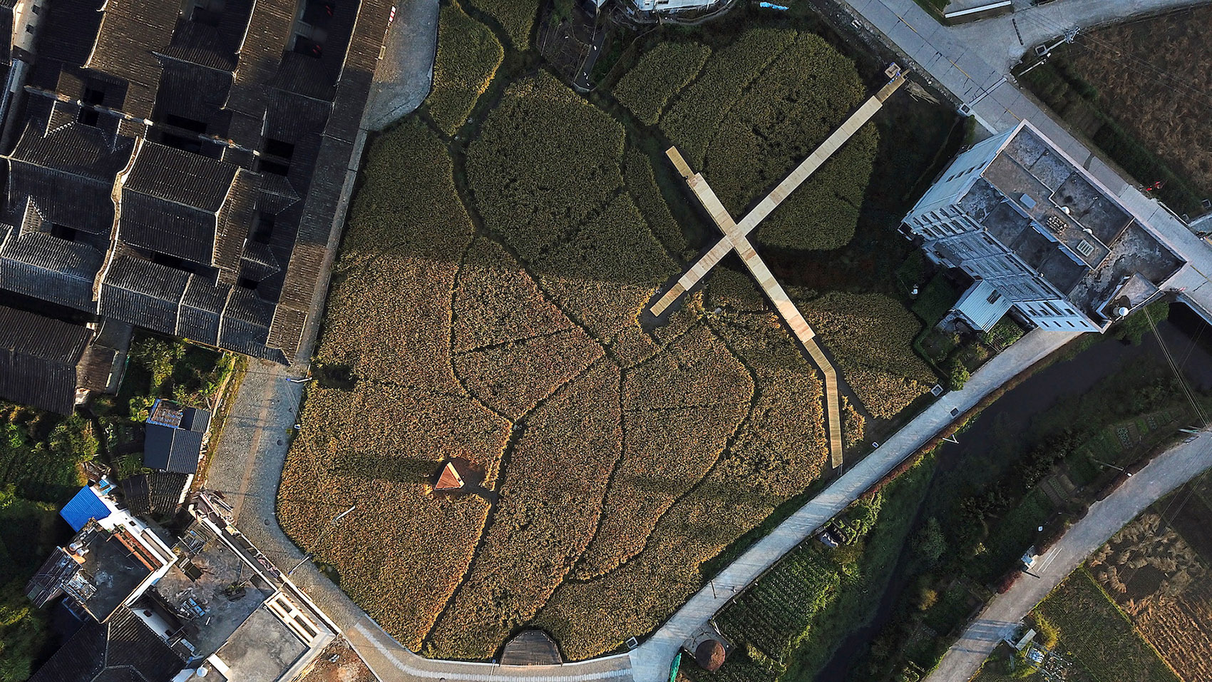 青石寨的稻亭和稻场，福建 / 个个世界+先进建筑实验室