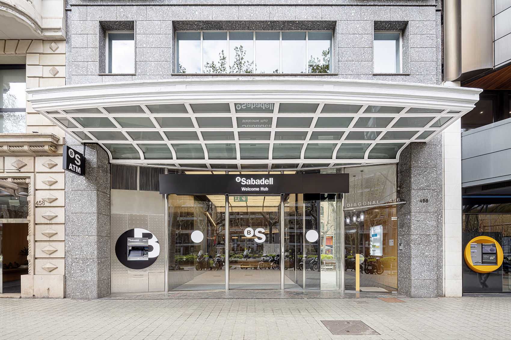 Sabadell银行欢迎中心，巴塞罗那 / Mateo Arquitectura