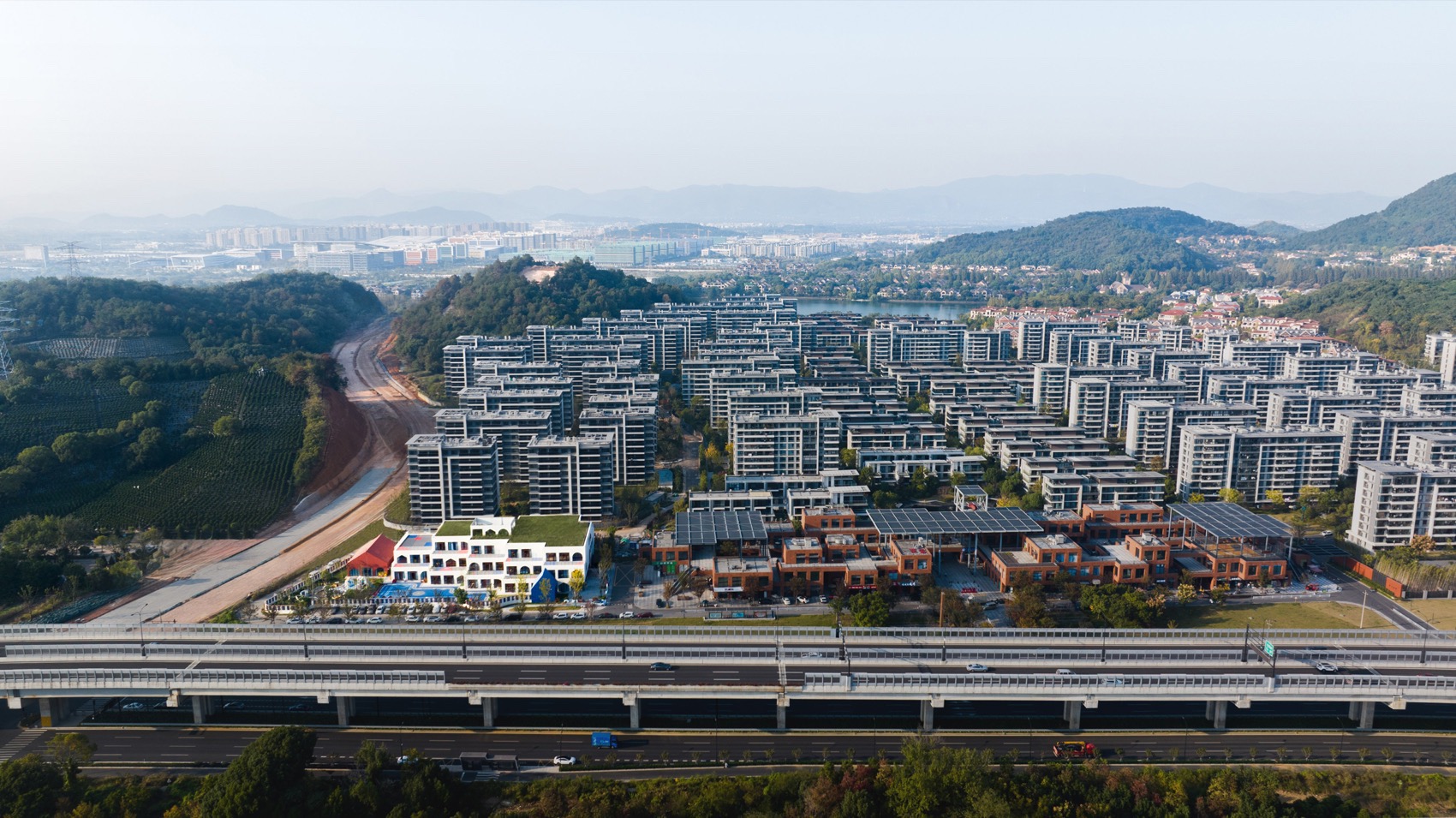 杭州良渚七贤幼儿园大溪谷园区 / CLOU