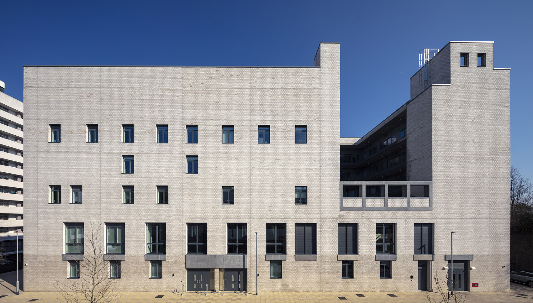 泰晤士基督教学校和巴特西教堂，英国 / Henley Halebrown