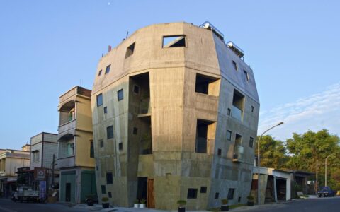 嵌于悬崖上，连接中世纪城堡与现代聚落：Gironella 历史古城新入口 / Carles Enrich