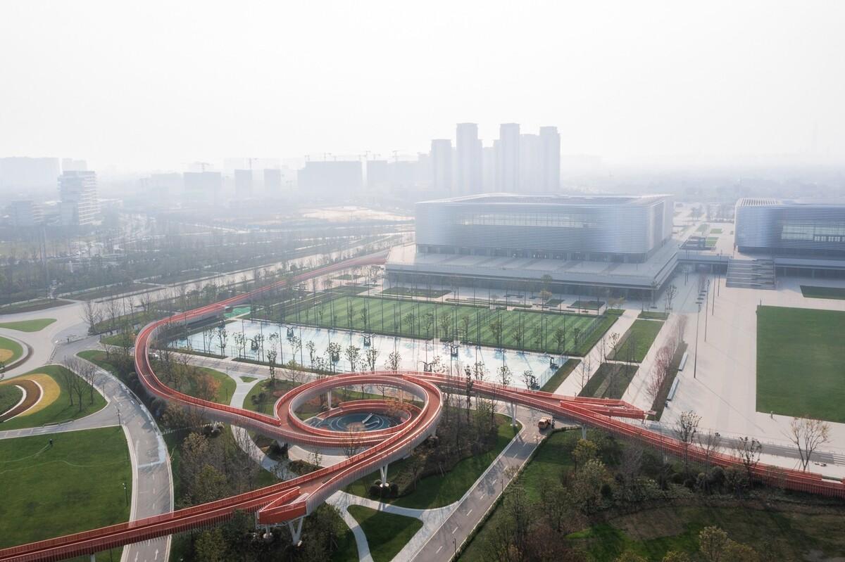 成都大运会东安湖场馆景观连廊 / 四周建筑
