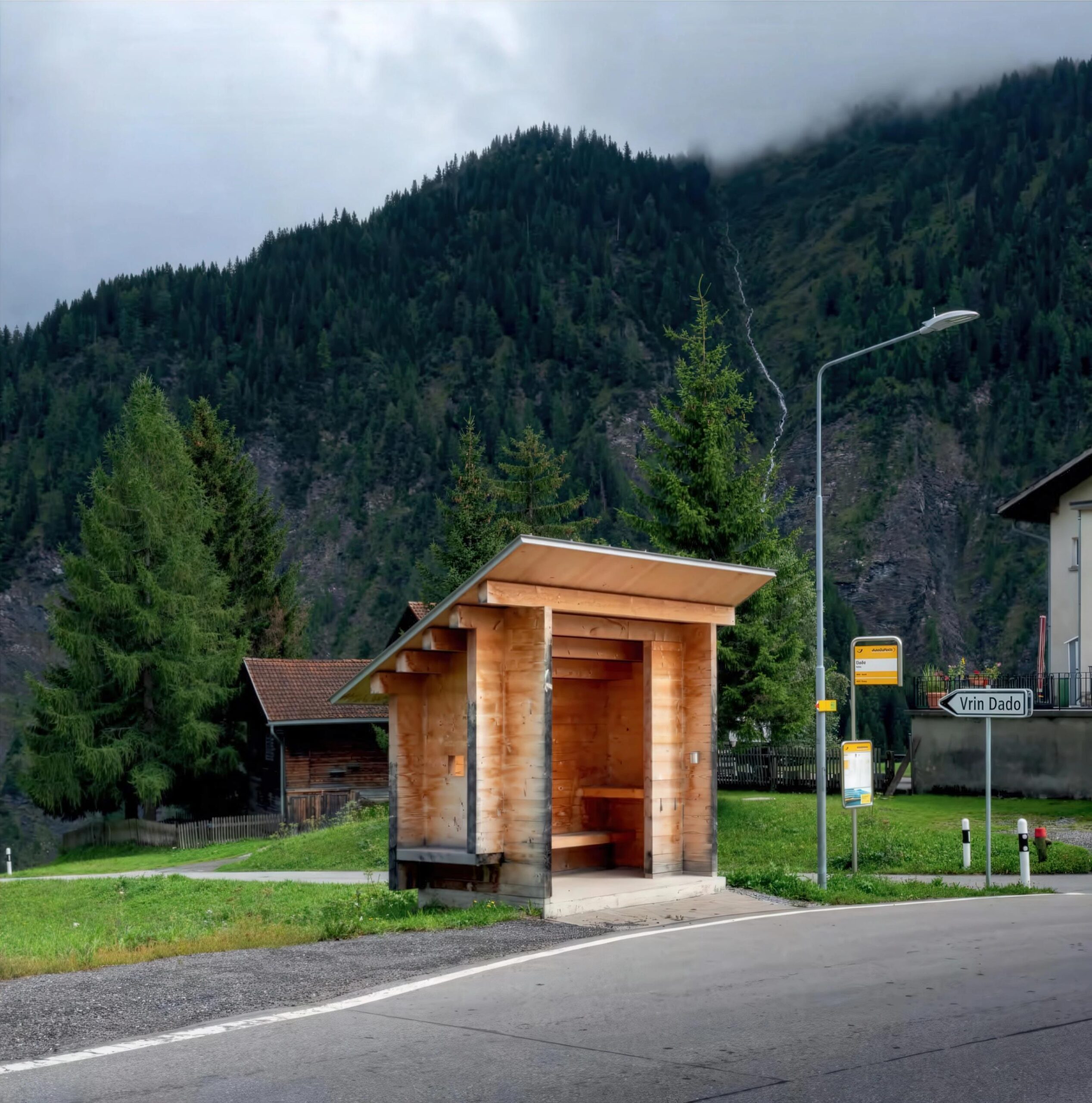 公交站位于维林 / Bus Stop in Vrin | 吉翁·A·卡米纳达｜Gion A. Caminada