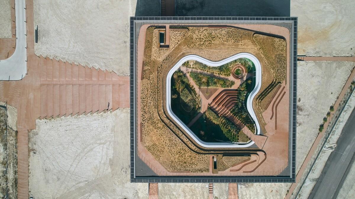 沙漠中闪烁，欧洲最大太阳能发电厂 / Bilgin Architects